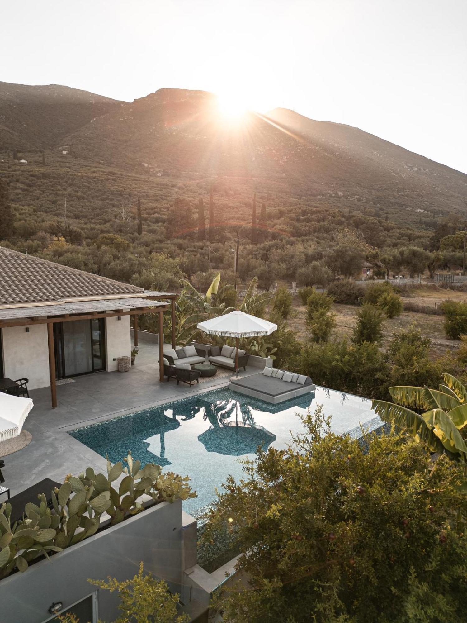 Villa Yliessa - Luxury Pool Surrounded By Nature Drakas